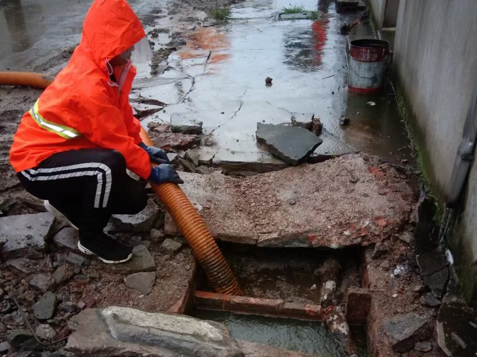 南圣镇专业清理污水池 炜誉市政以规范流程守护城市 “肠道”